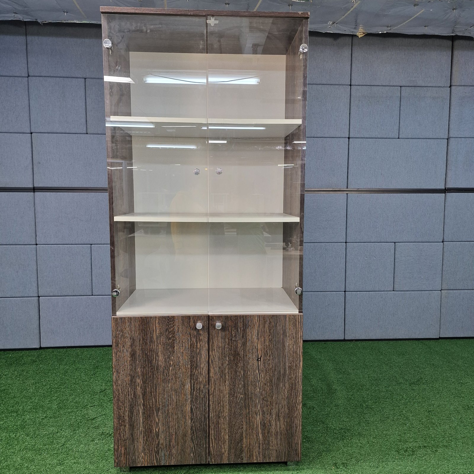 Şüşəli Sənəd Dolabı